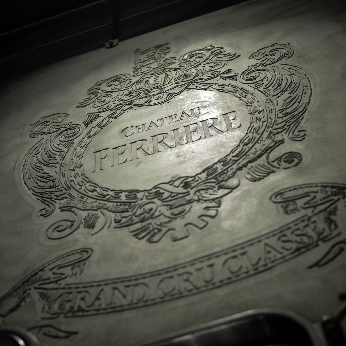 Schwarz Weiß Bild von Logo von Chateau Ferriere in Stein gemeißelt