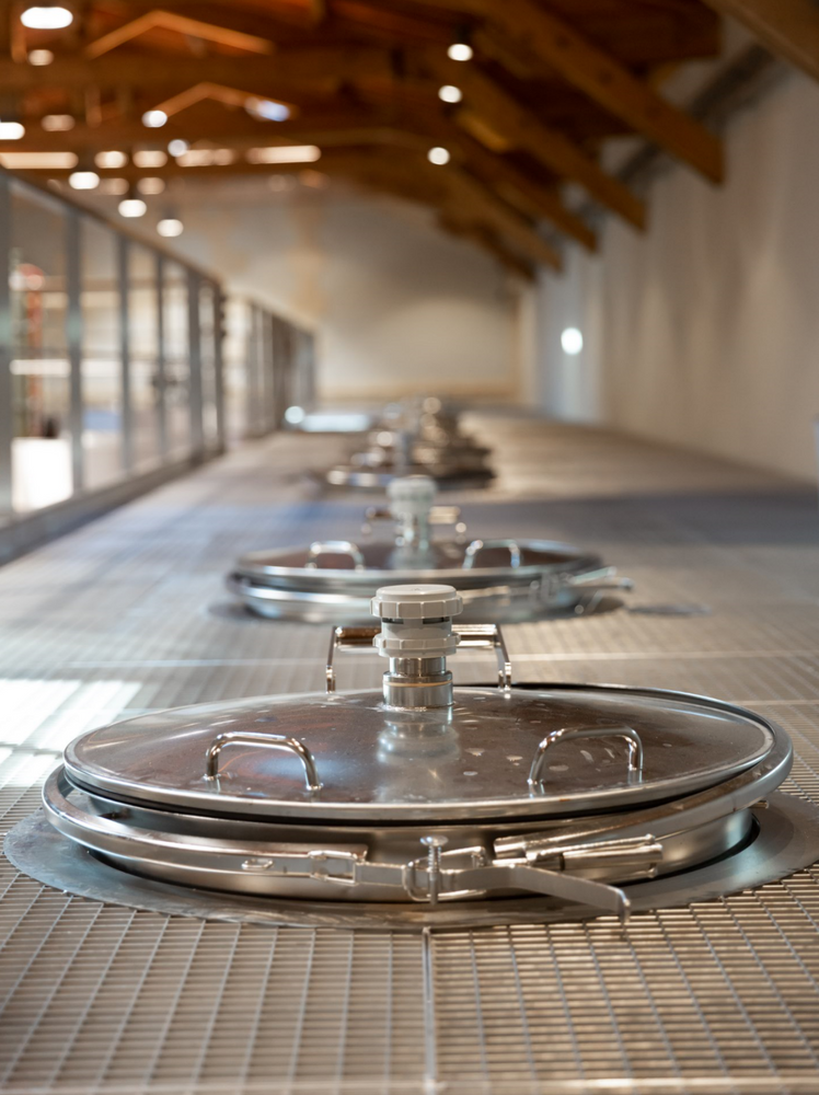 Nahaufname von Deckel von Weinfass auf Gitter von Chateau Duhart Milon Rothschild