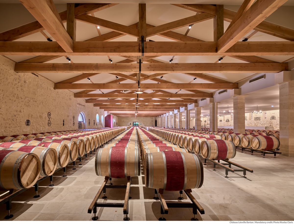 Langer Gang eines Weinlagers mit Holzkisten aneinandergereiht von Chateau Langoa Barton