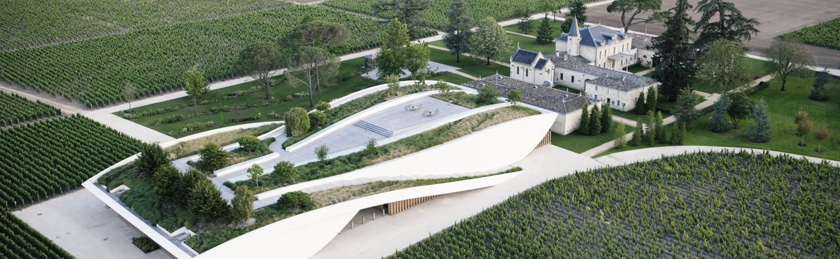 Vogelperspektive auf das Château Cheval Blanc und seine Gebäude