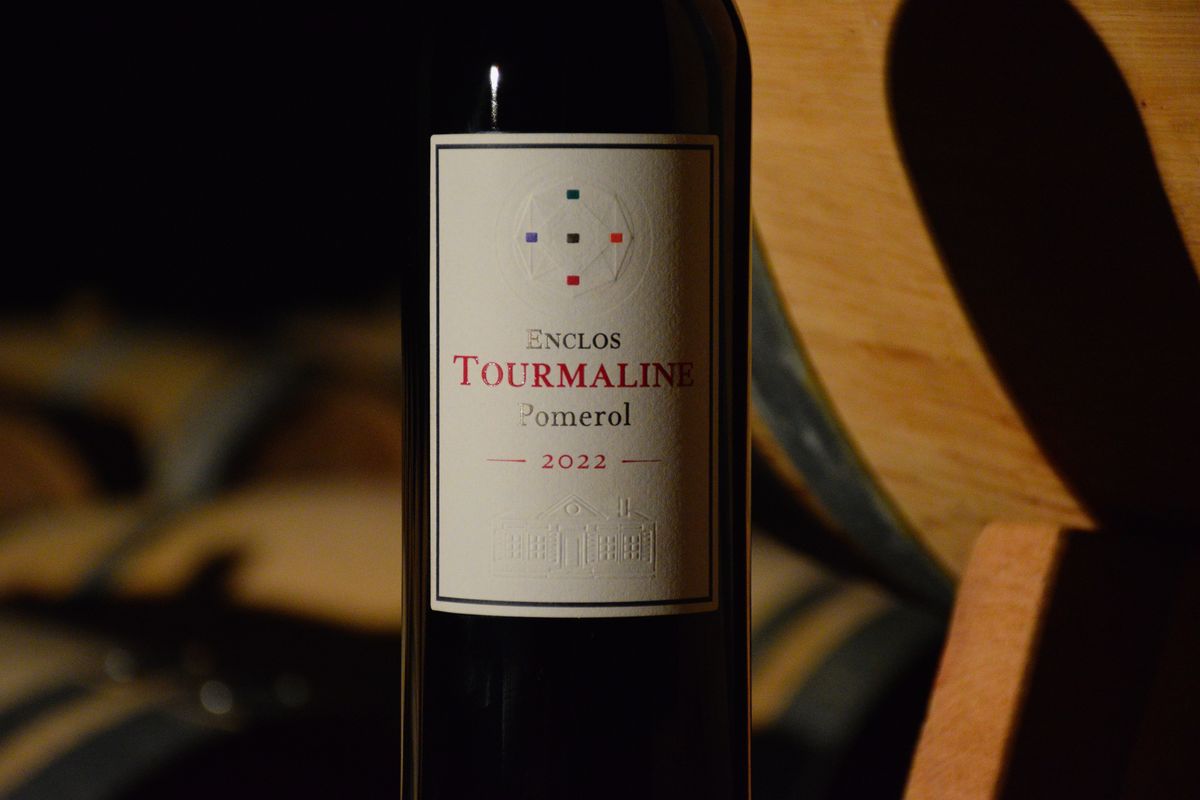 Nahaufnahme von Weinflasche von Chateau Enclos Tourmalien