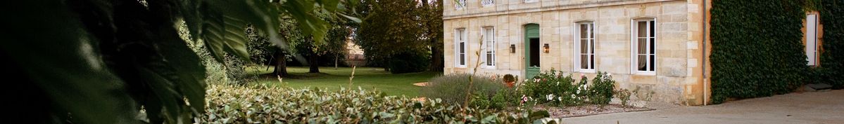 Gebäude des Château Ormes de Pez aus dem Innenhof fotografiert