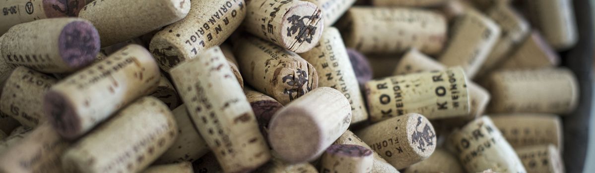 Detailaufnahme vieler Korken des Weingut Kornell.