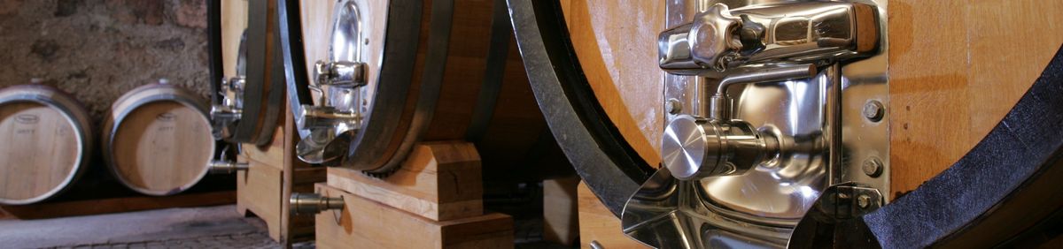 Verschlüsse mehrerer Weinfässer auf Weingut Kornell.