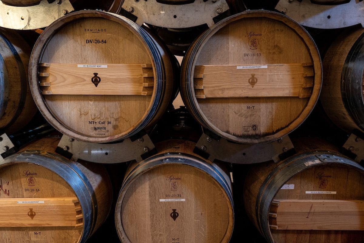 Langer Gang eines Weinlagers mit Holzkisten in Stahlregalen