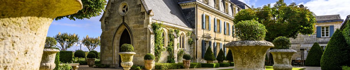 Innenhof von Château Haut-Brion mit Gebäuden im gotischen Stil.