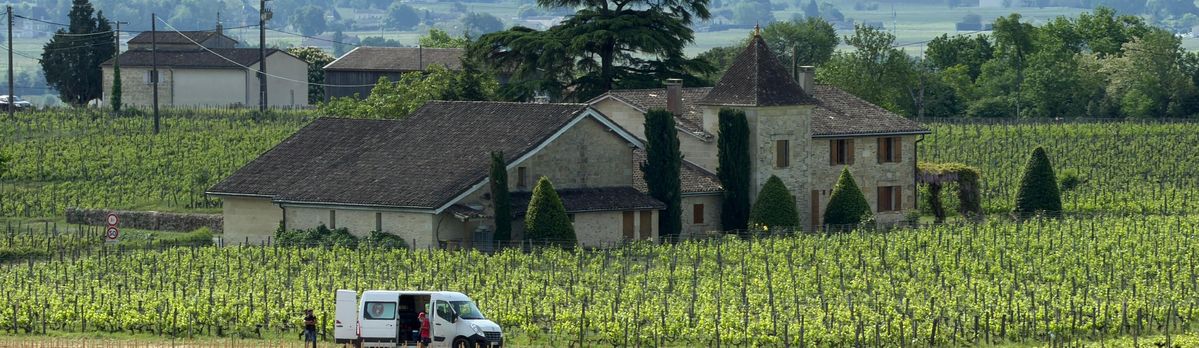 Die Gebäude von Chateau Troplong Mondot umgeben von Weinbergen