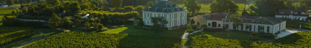 Außenansicht in der Vogelperspektive auf das Anwesen von Château Haut-Bailly