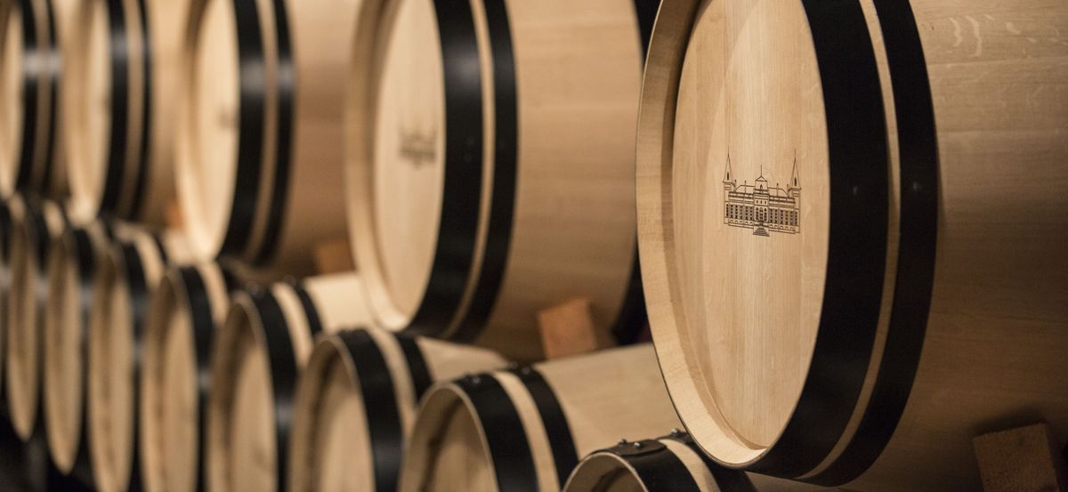 Holzweinkisten aufeinandergestapelt von Chateau Tronquoy Lalande
