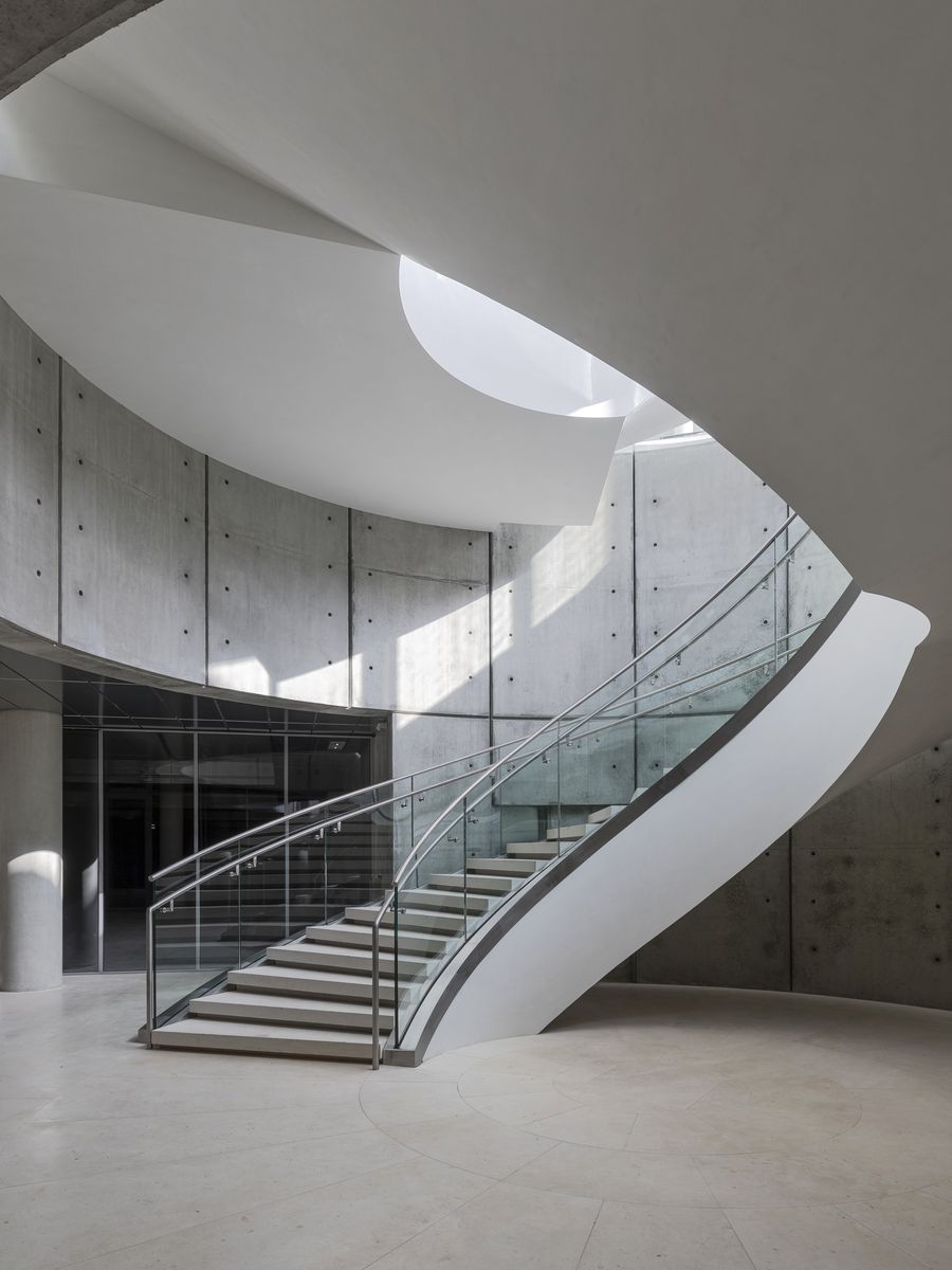 Moderne geschwungene Treppe in den Gebäuden von Chateau Lynch Bages