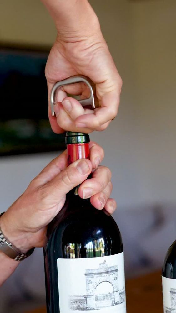 Ein Abend bei Unger Weine. 🍷✨
Wir nehmen euch mit behind the scenes zu einem ganz besonderen Dinner bei uns im Chiemgau: Sterneküche von Michael Schlaipfer, ein Champagnerempfang unter freiem Himmel, eine Tour durch unsere Keller und anschließend ein mehrgängiges Menü mit außergewöhnlichen Weinbegleitern.
Auf dem Tisch unter anderem:
- 2019 Domaine Leflaive Puligny-Montrachet Clavoillon
- Dugat-Py 2019 Chassagne-Montrachet Le Morgeot
- Château Léoville Las Cases 1996 & 1986
- Château Lafite Rothschild 1986 & Magnum 1975
- Vega-Sicilia Único 2013
Dazu Chiemgauer Saibling, Flusskrebse mit Steinpilz, rosa gegarter Rehrücken, lokaler Biokäse und zum Abschluss ein Apfelkuchen nach altem Familienrezept.
Große Weine, regionale Küche und ein Abend, wie wir ihn bei Unger Weine lieben.
@dugatpy
@domaineleflaive
@chateaulafiterothschild
@unico_winery
@chateauleovillelascases
@michaels.leitenberg_restaurant
#FineWine #WineDinner #Bordeaux #Rarewine #FineDiniing