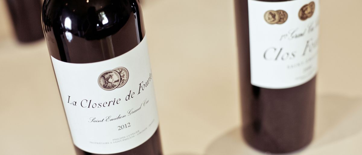 Zwei Weinflaschen von Chateau Clos Fourtet auf weißem Tisch