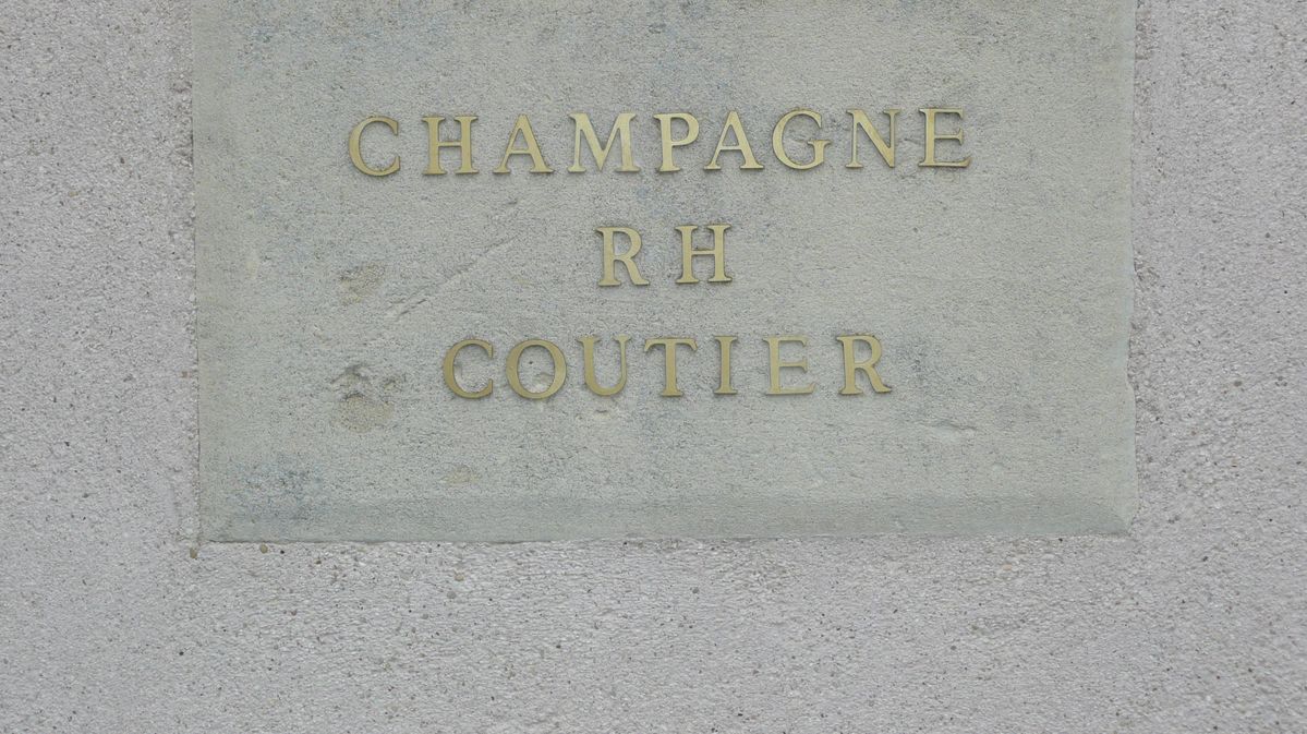 Steintafel an Wand mit Chateau Namen von Chateau Coutier in Gold eingraviert