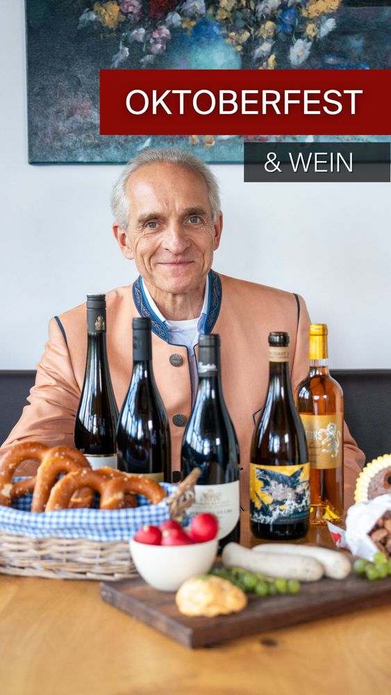 🍷 Wiesn ohne Bier? Geht absolut.
Denn auch Wein passt hervorragend zu vielen Oktoberfest-Klassikern. Von der Brotzeit über Hendl und Ente bis hin zu Kaiserschmarrn & Co.
Das sind unsere Wein-Pairings für die Wiesn:
🥨 Weißwurst, Obazda & Brotzeit
→ Grüner Veltliner Federspiel von Holzapfel
🍗 Wiesn-Hendl & Schweinsbraten
→ Juggernaut Chardonnay
🦆 Ente & Ochsenbraten
→ 2023 Mercurey von Tupinier-Bautista
🍄 Steckerlfisch, Rahmschwammerl & Kaspressknödel
→ 2022 Pinot Blanco Renaissance vom Gump Hof
🥞 Dampfnudeln, Apfelstrudel, Kaiserschmarrn & Lebkuchenherz
→ 2009 Lion de Suduiraut
Und jetzt seid ihr dran:
Was kommt bei euch auf der Wiesn ins Glas: Bier oder Wein? 🍺🍷
@weingutholzapfelwachau @juggernautwines @tupinier_bautista @gumphof @chateausuduiraut
#UngerWeine #Oktoberfest #Wiesn #WeinPairing #FoodPairing