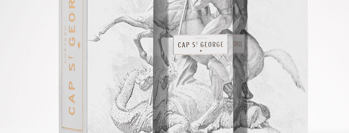 Mehrere Weine von Château Cap Saint George in gestalteten Geschenkboxen.