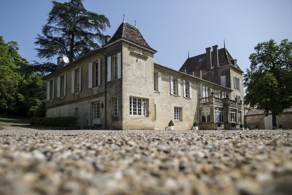 Gebäude von CHâteau Bellefont Belcier unter blauem Himmel auf Kies