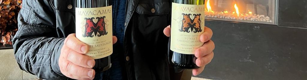 Leitender Winzer Braiden Albrecht hält zwei Jahrgänge von Weingut Mayacamas in den Händen.