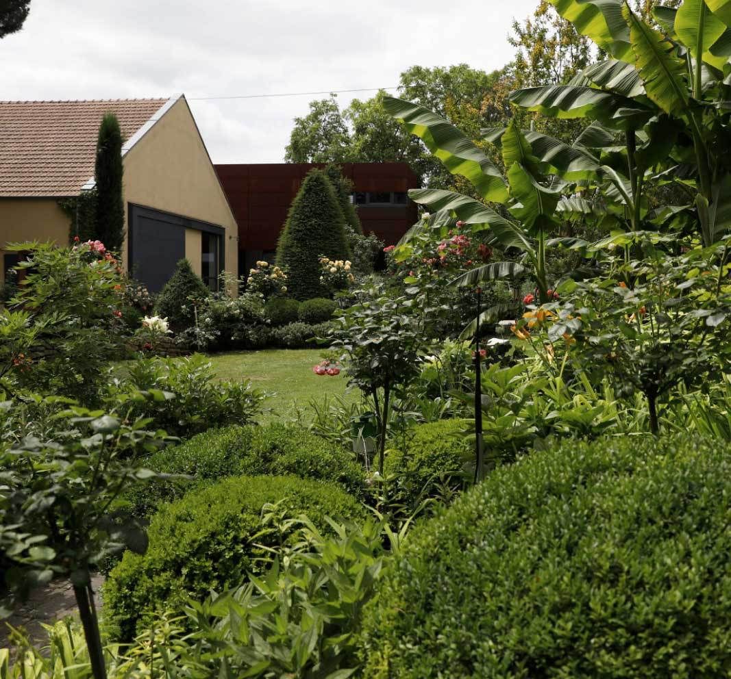 Garten von Weingut Wittmann mit Büsche, Bäume und einer grünen Wiese