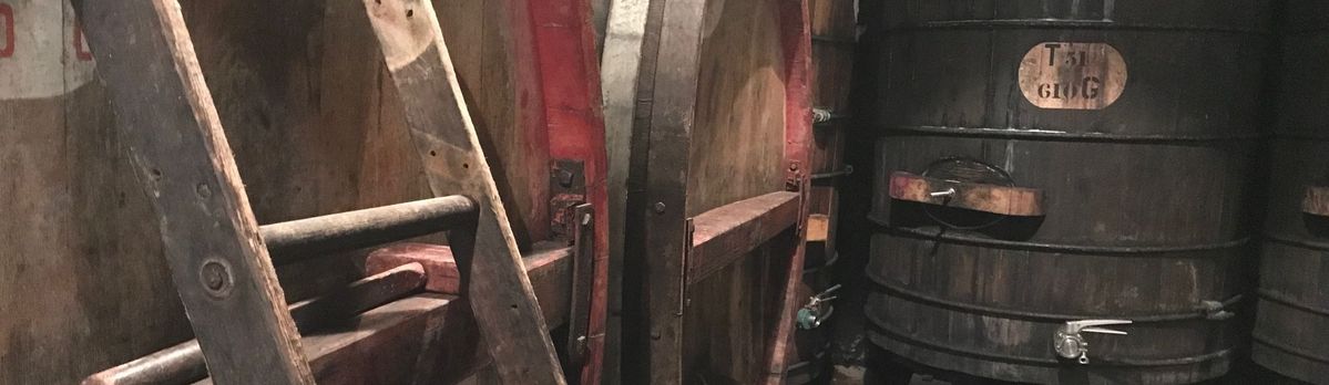 Blick in den Weinkeller mi alten Weinfässern auf dem Weingut Mayacamas.