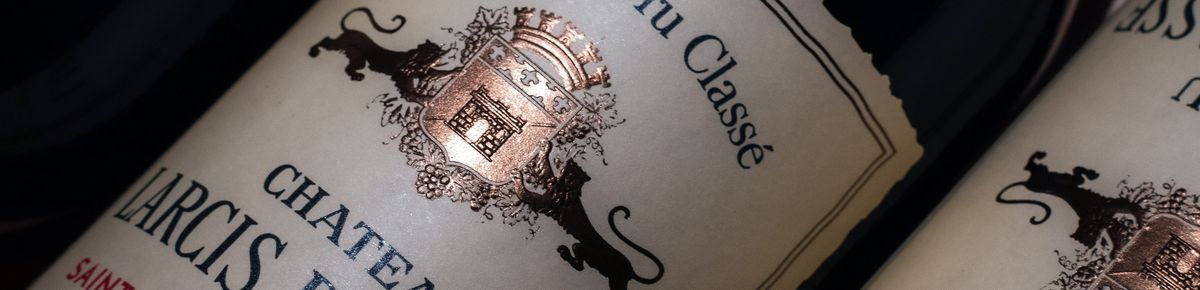 Etiketten auf Weinflaschen von Château Larcis Ducasse