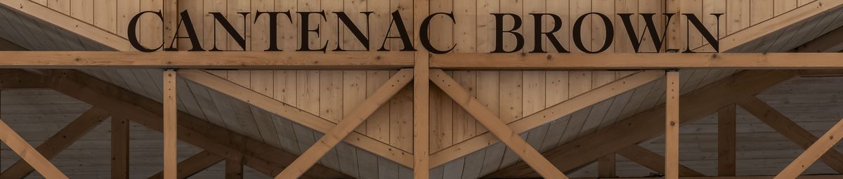 Schriftzug Château Cantenac Brown vor einer Holzwand