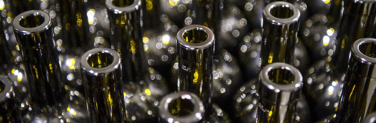 Detailshot offener Flaschenhälse von schräg oben auf Weingut Kornell.