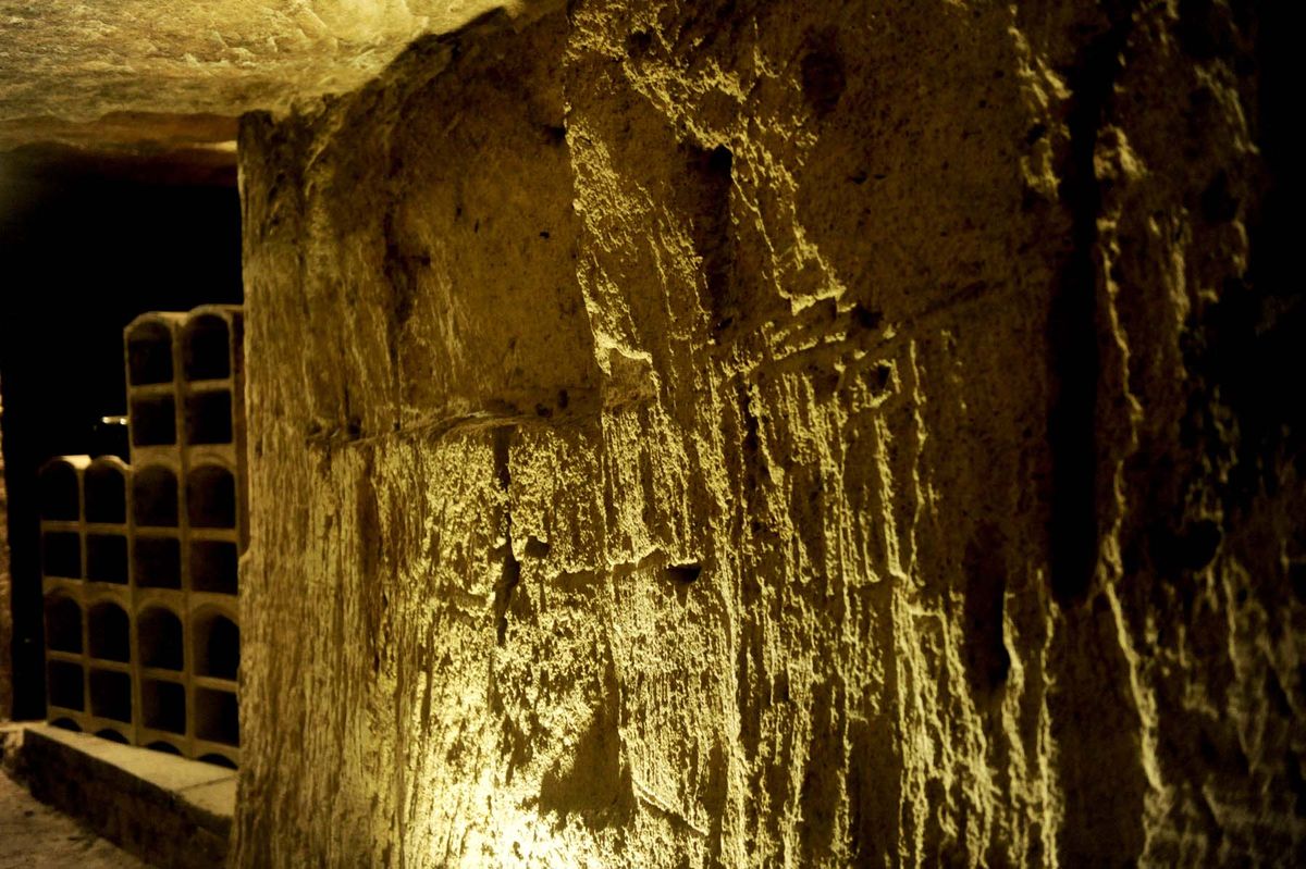 Steinwand im Gewölbekeller von Beau Séjour Bécot