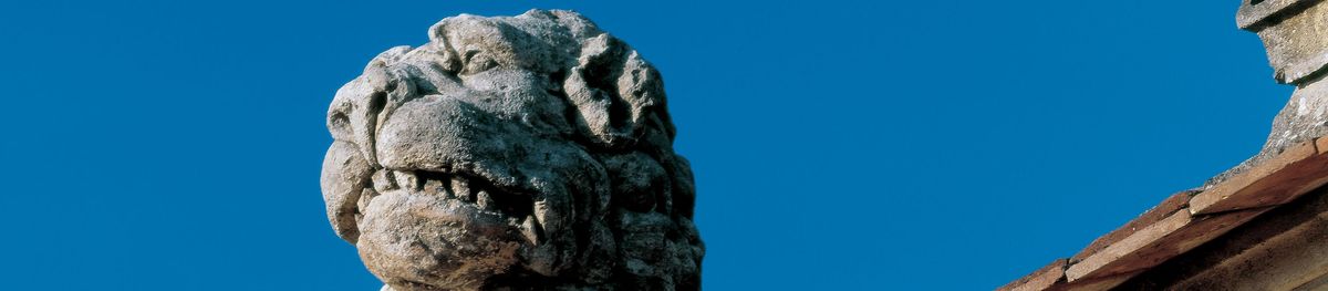 Der Kopf einer Löwen-Statue vor blauem Himmel auf Château Rauzan-Ségla