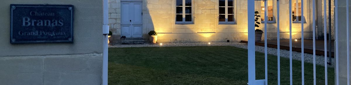 Innenhof von Château Branas Grand Poujeaux in der Dämmerung mit Beleuchtung
