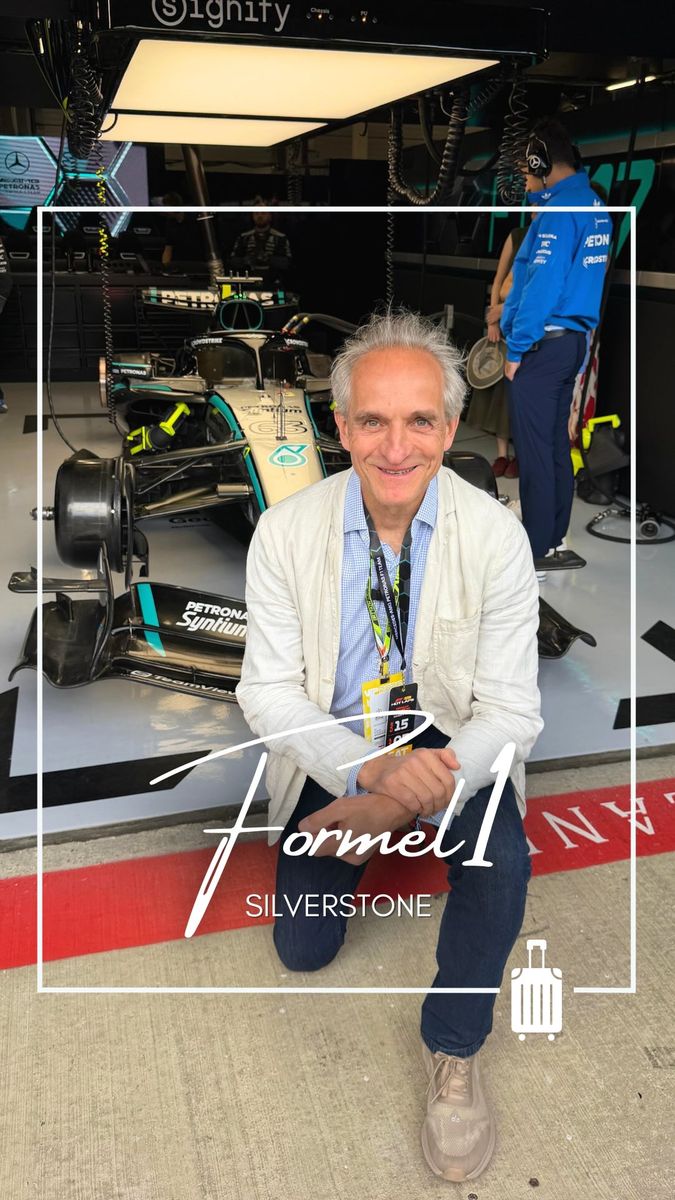 What a weekend, what a treat. 🏁🍷
Am vergangenen Wochenende durften wir beim Formel 1-Rennen in Silverstone ein absolutes VIP-Erlebnis genießen, das uns noch lange in Erinnerung bleiben wird.
Tag 1 begann mit echten Hot Laps: im Rennauto, mit professionellem Fahrer, über 230 km/h auf der Strecke im leichten Drift. Anschließend Frühstück und Lunch im Paddock Club, ein traumhafter Hummer, Live-Funk während des Qualifyings in der Mercedes-Box und Begegnungen mit den Mercedes-Rennfahrern.
Am Abend ging es dann per Helikopter weiter zu einem außergewöhnlichen Dinner,begleitet von Weinen, die man nicht jeden Tag im Glas hat: 1959 Petrus, 1970 Latour, 1982 Cheval Blanc und 1985 Richebourg Romanée-Conti. Alle Flaschen in perfektem Zustand und im kleinen Kreis genossen, dazu ein Referenz-Steak.
Am Renntag folgte der exklusive Zugang zum Grid Walk und ein Wiedersehen mit Safety-Car-Fahrer Bernd Mayländer, der uns über viele Jahre bei unseren Driving-Events begleitet hat.
Ein Wochenende voller Geschwindigkeit, Präzision, großer Emotionen und großer Weine. Vielen Dank für diese unglaubliche Erfahrung.
#UngerWeine #Silverstone #Formula1 #PaddockClub #FineWine
