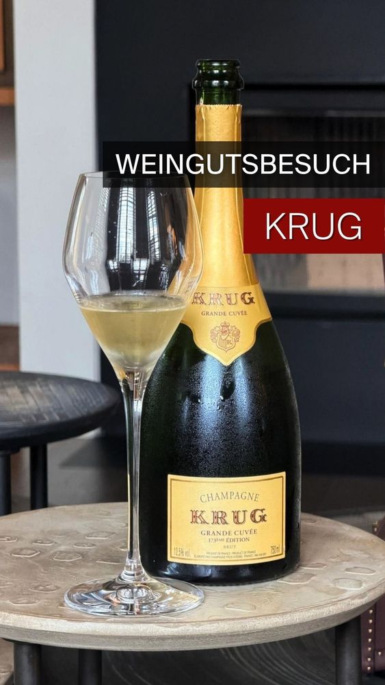 Ein Besuch bei Krug in der Champagne ist jedes Mal aufs Neue beeindruckend. 🥂

Im Verkostungsraum wartete ein spannender Vergleich: Krug Vintage 2013 und Grande Cuvée 169ème Édition, beide mit demselben Basisjahr. 
Der 2013er mit beeindruckender Energie, Zitrus und Spannung, die Grande Cuvée 169 etwas feiner und runder, geprägt durch die Vielfalt der Reserveweine.

Anschließend ging es in die Library der Reserveweine und weiter zu einer außergewöhnlichen Sammlung historischer Flaschen. Jahrgänge wie 1880 und 1893 zeigen eindrucksvoll, welche Geschichte in den Kellern von Krug bewahrt wird.

Besonders faszinierend: Der Druck der historischen Flaschen wird mithilfe eines speziellen Systems überwacht, um ihren Zustand über Jahrzehnte hinweg bestmöglich zu erhalten.
Selbst wenn wir bereits mehrfach hier sein durften, bleibt ein Besuch in den Kellern von Krug jedes Mal etwas Besonderes.

Vielen Dank an unsere Freunde bei Krug für diesen eindrucksvollen Besuch und die großartige Gastfreundschaft. 🍾

@krugchampagne
#UngerWeine #Krug #Champagne #Champagner #WineTravel