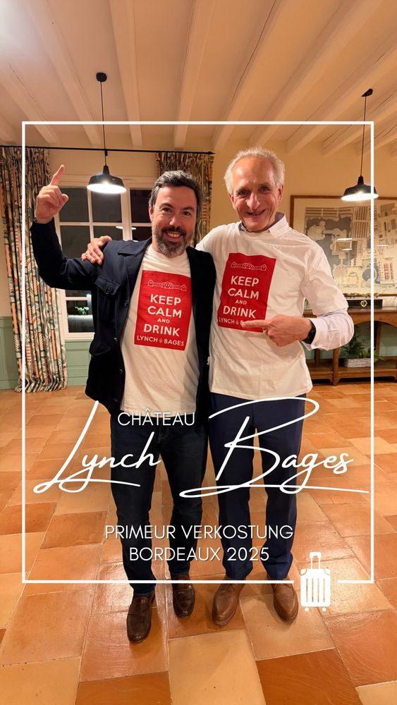 🙌 High 5 for Lynch Bages! 🍷
Jean-Charles Cazes, ein Typ, mit dem es nie langweilig wird, hat mit Château Lynch Bages 2025 mal eben einen absoluten Blue Chip ins Glas gebracht.
Vier Bewertungen bis 98 Punkte, weitere bis 97 Punkte. Zahlen, die untermauern, was viele ohnehin wissen: Lynch Bages ist ein Dauerbrenner. Nach den Premier Crus vermutlich einer der stärksten Namen in ganz Bordeaux. Die Cuvée? Klassisch Pauillac: 66 % Cabernet Sauvignon, 28 % Merlot sowie je 3 % Cabernet Franc und Petit Verdot.
Wir waren gleich zweimal vor Ort. Einmal verbunden mit einem unvergesslichen Abendessen, reichlich alten Jahrgängen und einem T-Shirt mit der einzig richtigen Botschaft: Keep calm and drink Lynch Bages.
Und der Wein? Ganz klar LYNCH BAGES. Power, Gewürze, schwarze Beeren und Trüffel. Doch in diesem Jahrgang sticht etwas anderes hervor: diese bemerkenswerte Finesse, die der Wein bereits bei den Primeurverkostungen zeigte. Genau das erlebt man nicht oft. Das hier ist ein Lynch Bages der ganz großen Klasse.
Jetzt den Jahrgang 2025 in der Bordeaux-Subskription sichern:
www.subskription-bordeaux.de
#ungerweine #LynchBages #Bordeaux2025 #Pauillac #EnPrimeur