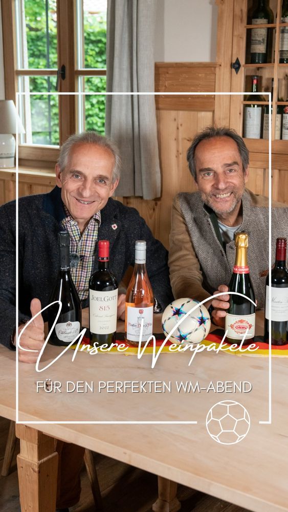 ⚽🍷 Endlich ist es so weit:
Die Fußball-WM startet!
Und mit den richtigen Weinen wird jeder Fußballabend noch ein bisschen besser.
Team Michael
🥨 🇩🇪Zum Anpfiff mit Chips & Salzstangen:
Charles Bieler Rosé Sabine – schön eisgekühlt und perfekt für den Start ins Spiel.
🍔🥩 Zu Burger & Steak:
Joel Gott 815 Cabernet Sauvignon: Kalifornische Power und ein echtes Match mit saftigen Burgern.
🏆🍾 Für das große Finale:
Vilmart Champagner: Wenn Deutschland Weltmeister wird, muss schließlich stilvoll gefeiert werden.
Team Wulf
🥨🍾 Zum Knabbern:
Coutier Cuvée Tradition: Denn Champagner und Chips sind ein unschlagbares Duo.
🍔🍷 Zu Burger & Steak:
Martin Ray Cabernet Sauvignon: Elegant, kraftvoll und wie gemacht für lange Fußballnächte.
⚽️🇩🇪Zum Mitbringen oder für die Halbzeitpause:
Der limitierte Riesling von Künstler aus dem Rheingau: Frisch, animierend und immer eine gute Idee.
Egal für welches Team ihr euch entscheidet:
Am Ende gewinnen hoffentlich Deutschland und der gute Geschmack. ⚽🍷
Stimmt ab:
Team Michael oder Team Wulf?
Egal ob Vorrunde, Halbfinale oder Endspiel:
Mit den passenden Weinpairing wird jedes Spiel zum Volltreffer.
Welcher Wein darf bei euch während der WM nicht fehlen? ⚽🍷
@joelgottwines
@bielerwines
@martinraywinery
@weingutkuenstler
@champagnevilmart
@rhcoutier
#wm #fußballwm #winepairing #champagner #fussballabend