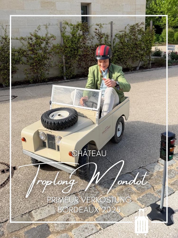 100 Punkte für Château Troplong Mondot 2025! 🍷
Aymeric de Gironde zeigt einmal mehr, warum er zu den besten Winemakern in Saint-Émilion gehört. Neben der Höchstwertung von 100 Punkten gab es weitere fünf Bewertungen mit 99 Punkten . Ein eindrucksvoller Beleg für die Qualität dieses Jahrgangs.
85 % Merlot, 13 % Cabernet Sauvignon und 2 % Cabernet Franc vereinen sich zu einem Wein von außergewöhnlicher Finesse. Dicht und konzentriert, zugleich filigran und präzise. Dazu ein faszinierendes Aromenspiel aus dunklen Früchten, Gewürzen und Kräutern. Ein großer Saint-Émilion mit beeindruckender Tiefe und Herkunft. Für uns ohne Zweifel einer der Jahrgangsweine 2025 und ein absolutes Must-buy.
Bei der Verkostung vor Ort kam der Spaß definitiv nicht zu kurz. Und wenn man schon auf Troplong Mondot zu Gast ist, darf auch das legendäre Land Rover Race nicht fehlen. 🚙🏁 Wir haben es uns nicht nehmen lassen, uns selbst hinter das Steuer zu steigen. Und ganz ehrlich: So schlecht haben wir uns dabei gar nicht geschlagen, oder? 😉
#ungerweine #TroplongMondot #SaintEmilion #Bordeaux2025 #EnPrimeur