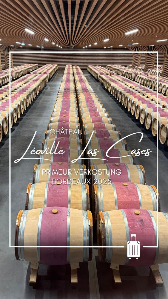 Château Léoville Las Cases 2025 🍷
Der neue Keller ist fertig. Und was für ein beeindruckendes Projekt das geworden ist. Chapeau! 2025 ist der erste Jahrgang, der vollständig von der neuen Infrastruktur mit Gär- und Reifekellern profitiert. Das Ergebnis? Ein Wein, der stark an den legendären Jahrgang 2022 erinnert. Die früheste Lese in der Geschichte des Gutes, nur 23 hl/ha Ertrag und ein Blend aus 82 % Cabernet Sauvignon, 12 % Cabernet Franc und 6 % Merlot.
Brombeeren, Cassis, schwarze Schokolade, feinste Tannine sowie eine enorme Frische und Mineralität prägen diesen aristokratischen Las Cases. Ein Wein, der eindrucksvoll unterstreicht, warum das Gut den Premier-Cru-Status anstrebt und warum viele ihn bereits heute auf diesem Niveau sehen.
Zweimal 100 Punkte, viermal 99 Punkte und unzählige Bewertungen von 98 Punkten sprechen eine deutliche Sprache.
Léoville Las Cases 2025 ist ab sofort auf unserer Subskriptions-Seite erhältlich.
👉 www.subskription-bordeaux.de
#ungerweine #leovillelascases #bordeaux2025 #enprimeur #saintjulien