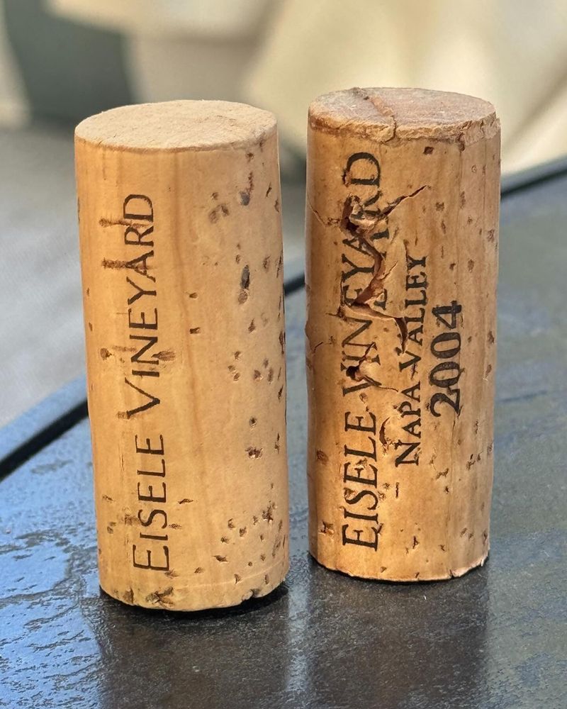 Michael Unger unterwegs
Auf seiner USA-Reise durfte ein Besuch auf Eisele in Calistoga, Napa Valley, natürlich nicht fehlen.
Bei einem leichten Lunch im Restaurant Soleil mit Helene Mingot, der technischen Direktorin, durften wir, dank unserer langjährigen Freundschaft zu Eisele, zwei außergewöhnliche Jahrgänge probieren: Sauvignon Blanc 2004 und 2017. Eine spannende Paarung
 
Beeindruckend, mit welcher Frische und Lebendigkeit sich beide Weine zeigten, der Jahrgang 2017 frischer und aromatischer, der Jahrgang 2004 aber ebenso mit grandioser Trinkfreude und schöner Reife. Wenn also jemand behauptet, dass in Kalifornien in der Spitze keine großen Sauvignon Blancs mit Alterungspotential entstehen, müssen wir, basierend auf unseren Trinkerfahrungen, massiv widersprechen.

#ungerweine #eiselevineyard #whitewinelover #winedrinking #weißweinliebe #eiselevineyard